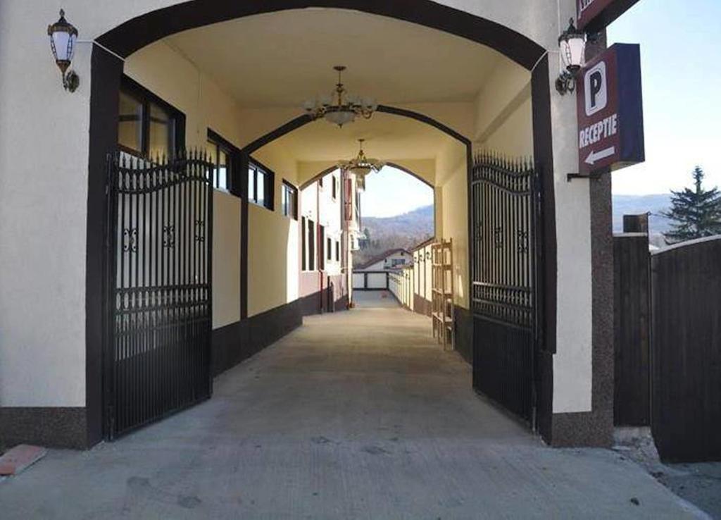 Pensiunea Brancoveneasca Campulung Exterior photo